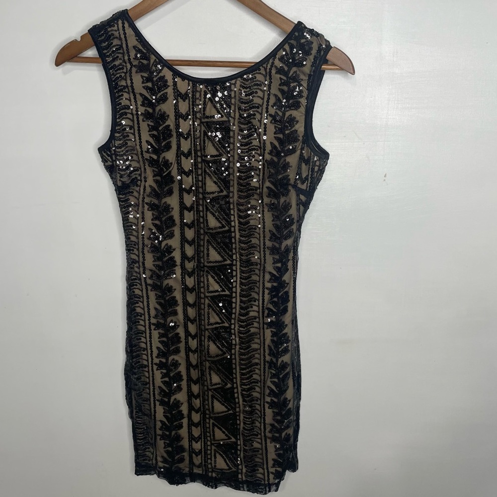 🍋 Body Central Sequin body con dress Nude lining Sequins in pattern